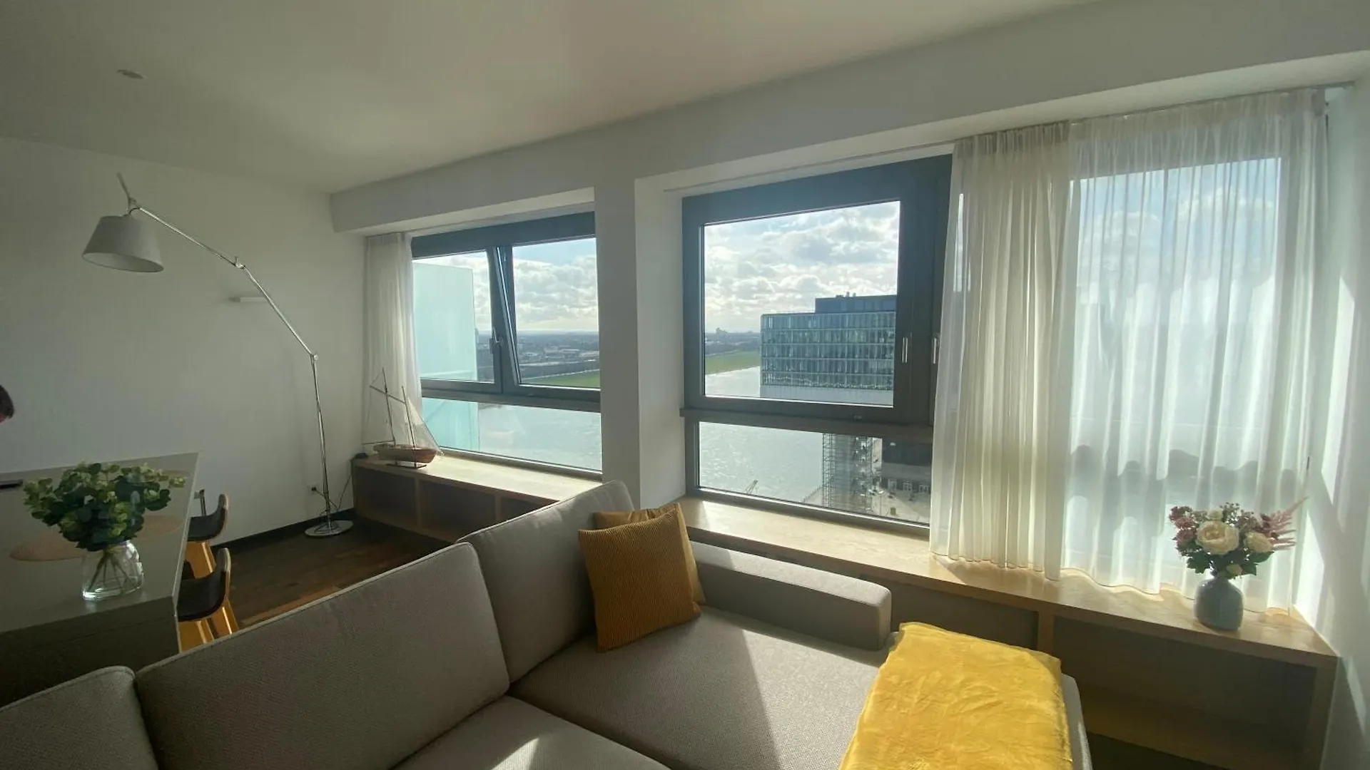 Luxurious Apartment In High Class Building Kranhaus In ケルン